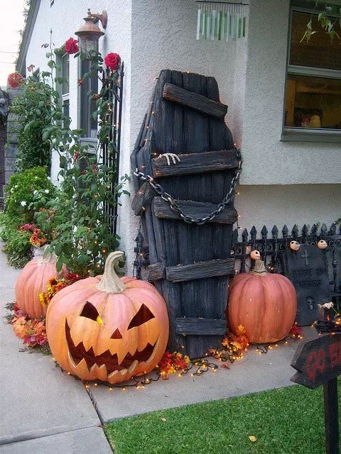 Creeping Coffin - Halloween design ideas