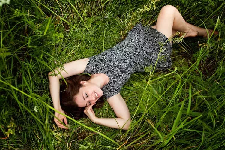 Lying on the ground photography pose